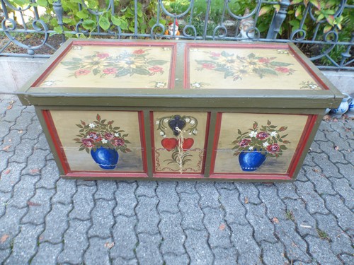 Bauern truhe mit blumenmotiv - bauern,