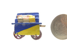 Erzgebirge Zeitungswagen Bahnsteigwagen aus Holz mit Zeitungen. schön, ohne OVP