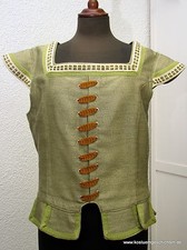 Wams grün mit Zaddeln aus dem Staatstheater Wiesbaden Theater Weste Mittelalter