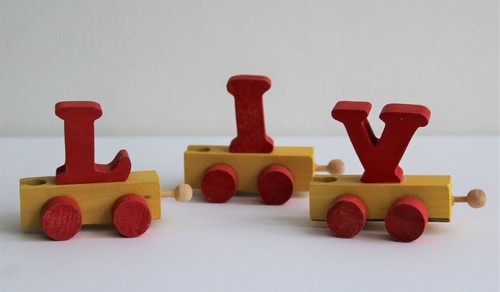 Holz buchstaben auf räder zug - räder,