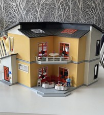 Playmobil City Life Wohnhaus mit Zimmern und Beleuchtung