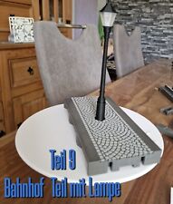 Bahnsteig mit Lampe für