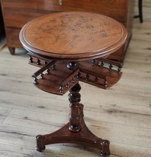 Seltener Bibliotheks Tisch Gründerzeit Beistelltisch mit Regalfächern in Nuss an