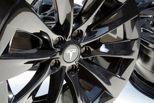 OEM 19 Zoll Alu-Felgen Tesla S 5YJS 8x19 ET40 1059337-00-A Schwarz Glanz w.NEU