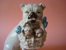 Antike Porzellanfigur, Mops mit Mopswelpen, guter Zustand, dekorativ, 19. Jhd.