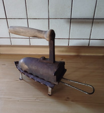 Antikes Bügeleisen Kohlebügeleisen Aus Gusseisen mit Holzgriff und Gestell