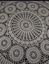 Wunderschöne Tischdecke komplett handgefertigt mit Häkeln