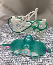 Barbie Mattel original Pferdesattel  / Zubehör Set dreiteilig in Grün