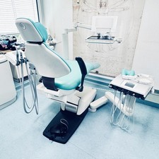 Ultradent U5000 Behandlungseinheit mit Trockenabsaugung