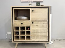 Moderne Echtholz-Kommode in neuwertigem Zustand – mit Weinregal