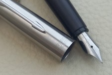 Parker Füllfederhalter "Frontier" aus Edelstahl.