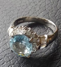 Platinbrillantring mit tollem Aquamarin und 0,47 ct. hochwertigen Brillanten. 