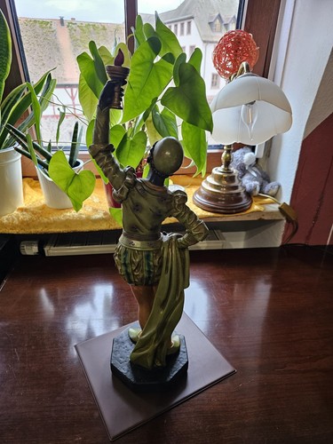 Antike figur mit fackel - figur,