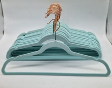 Amazon Basics Kleiderbügel Anzüge, schmal,rutschfest, 50 Stück, Minzgrün, Gold