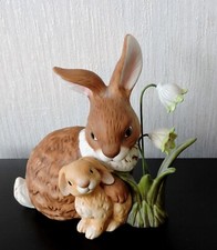 Goebel Hase mit Kind Jahreshase 2010 - Motiv Märzenbecher