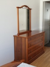 Italienische Kommode mit Schubladen und Spiegel