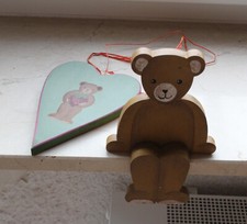 Bär als Kantenhocker und Herz aus Holz