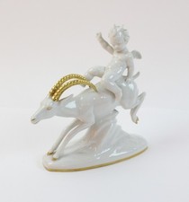 Porzellanfigur Putto auf