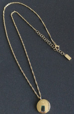 Hugo Boss zarte goldfarbene Halskette Damen Accessoire Neu runden Anhänger Logo