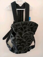 Blickfang: Coole Babytrage Domaro schwarz weiß bestickt