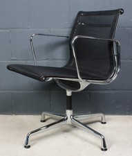 Vitra Alu Chair Charles Eames drehbar Stuhl EA 108 schwarz mit Netzgewebe Chrom