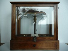 Apothekerwaage Antik in Glasvitrine Präzisionswaage mit doppeltem Gewichtssatz