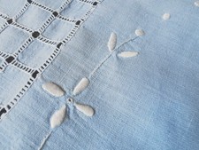 Antik Tischdecke quadratisch mit passenden 4 Servietten Stickerei hellblau-weiß