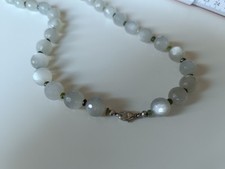 Kette grauer Mondstein & grüne Perlen facettiert