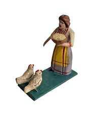 Grulicher Krippenfigur, Bäuerin füttert Hühner, Holz geschnitzt, 7 cm (# 17836)