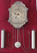 ZINN - 27/27 -WANDUHR MIT BRUNNENSZENE & TEXT "AM BRUNNEN VOR DEN TORE" AUS ZINN