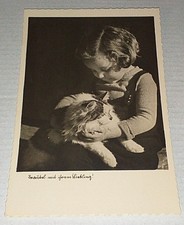 Alte Katze mit Mädchen Kind