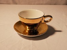 Goldene Tasse mit Untertasse