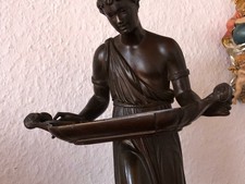 Bronzefigur auf Marmorsockel