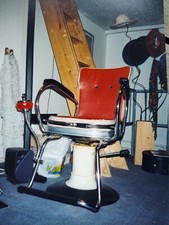 Friseurstuhl, Rot, aus den 50ziger Jahren mit Rückwärtswaschbecken.