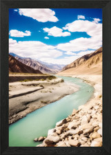 Fluss im Bergtal Gerahmtes