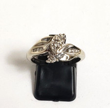 ZIERLICHER RING 14 K WEISSGOLD 1/4 KARAT ZWEI RUND & BAGUETTE DIAMANT GRÖSSE 6,75