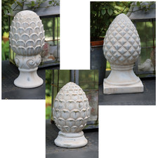 Pinienzapfen aus Terracotta, Garten-Deko im klassischen Landhausstil in Beige
