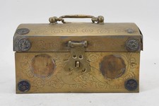 China kleine Messingtruhe mit Gravur & Email-Rundeln, um 1900–1930, 12x19x11cm