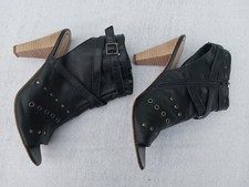 Schwarze Nieten-Peeptoes von Corey Lane – Größe 39