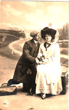 AK   -1910- Frau m. Hut + Mann m. Schiebermütze + Koffer - Eisenbahn kommt
