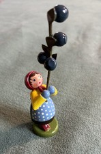 WEHA Kunst Erzgebirge Mädchen mit Heidelbeerzweig Holzfigur