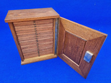 antikes Schränkchen f. Münzsammlung aus Vollholz mit Kupfer-Relief 21 Schubladen