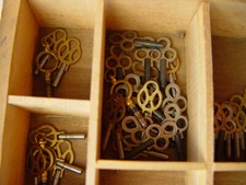 Uhrmacherdrehbank Zahnräder Polieren Holzkiste Uhrenschlüssel TU Taschenuhren