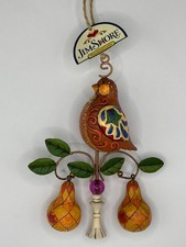 Rebhuhn in einem Birnbaum von