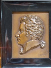 Wandbild Reliefbild Bronze Porträt von Mozart im Schellackrahmen 30 x 26 um 1900