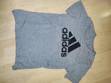 Verschiedene Klamotten, Verschiedene Marken. Ein Paket.