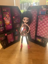 Monster High Draculaura Draculocker Puppe und Spind nur Stuhl & 1 Schuh fehlt
