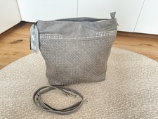 Graue Handtasche mit Nietenverzierung und Flechtmuster
