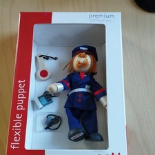 Goki 51602 - Biegepuppe Zugbegleiter für Puppenhaus Holz