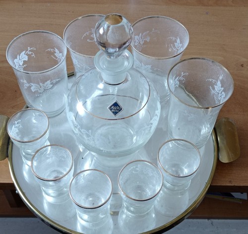 Glaskaraffe mit gläsern auf - mit,